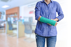 An injured woman with her right arm in a cast.